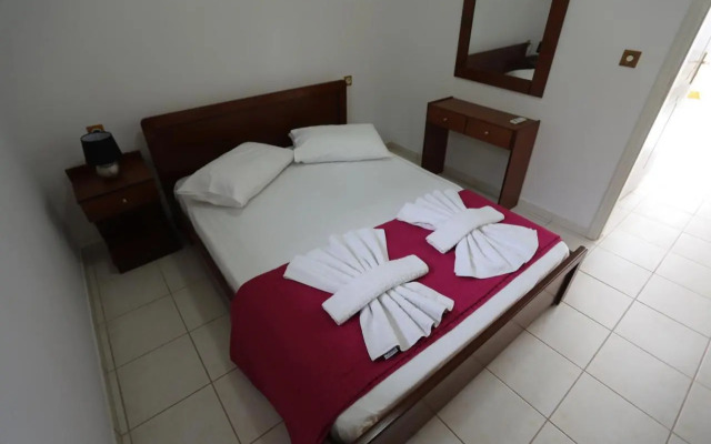 Eretria Cozy Home - Spacious Garden Retreats