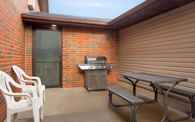 Howard Johnson by Wyndham Waterloo/Cedar Falls