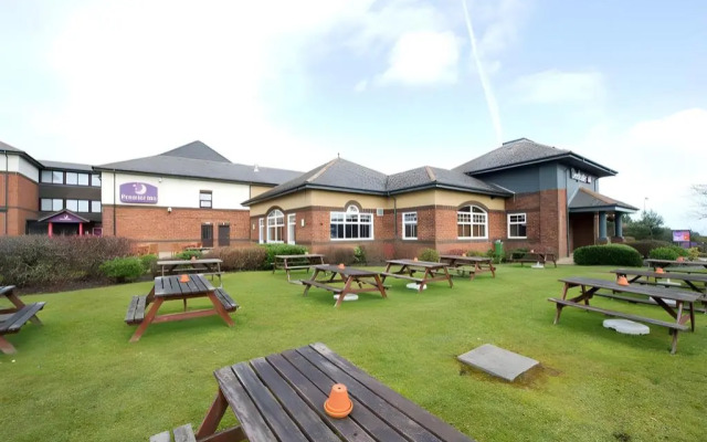 Premier Inn Livingston (M8/J3)