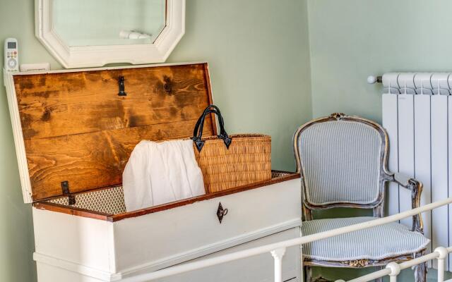 Bilocale con Affreschi e Vista Mare in Centro