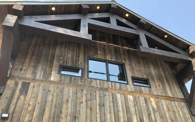 Yellowstone Crossing Lodge