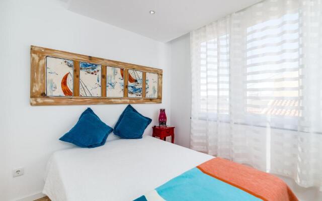 T2 Tiles Apartment Estoril