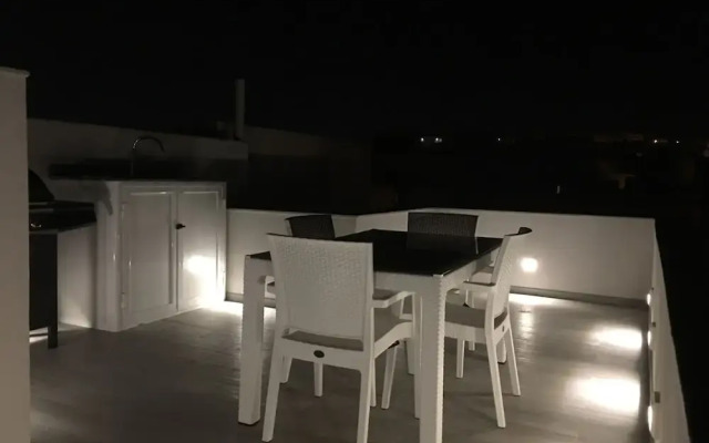 Seafront Penthouse Triplex- Roof Terrace & Hot Tub