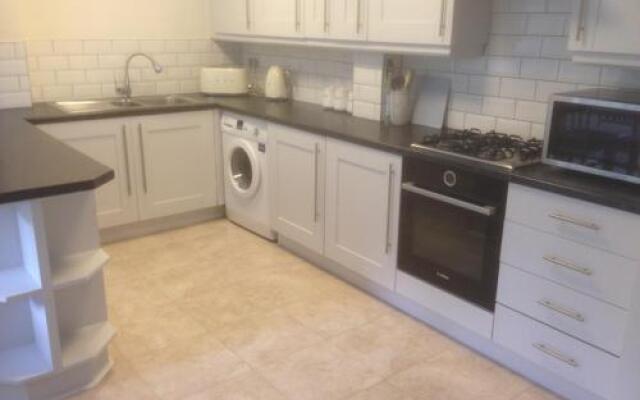The Beeches 2 - Serviced Duplex Apartment