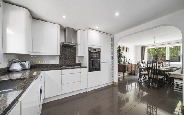 Spacious 5-bed House in Aylesford