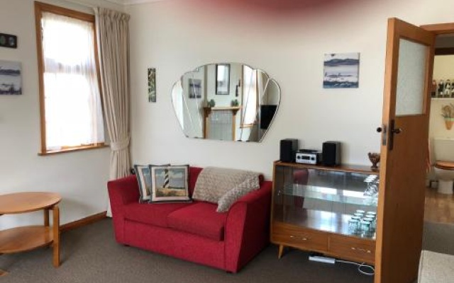 Art Deco Apartment #10 sea views, centre of town. – Guest Rooms – Picton