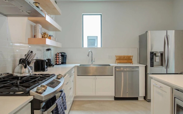 Divine 3br/2.5ba Downtown/east-side Home by Domio