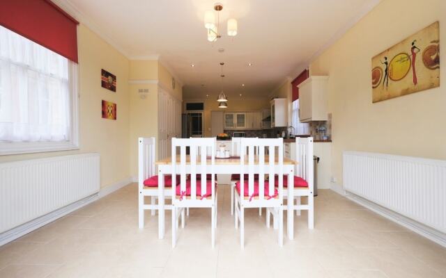 Amazing 3-bedroom Garden Flat for 6 in Ealing