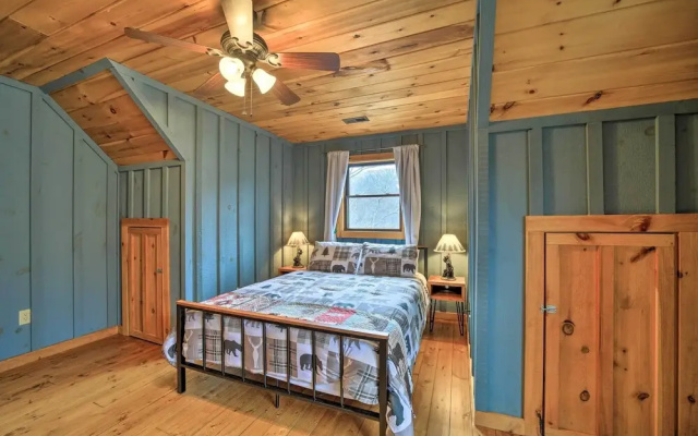 Decks & Mountain Views: Waynesville Getaway!