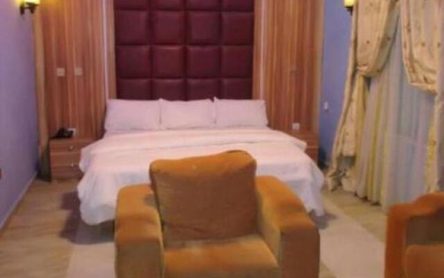 11:45 Hotel & Suites