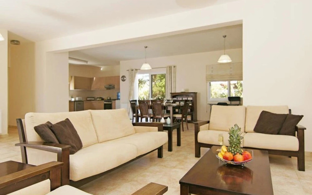 Cleopatra Paralimni in Paralimni