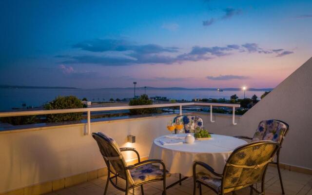 Seaside Apartment Gold 1row