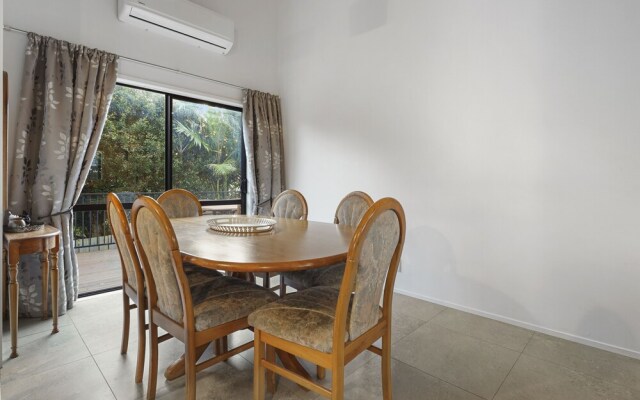 Spacious Family Home - Backyard-Mt-Views
