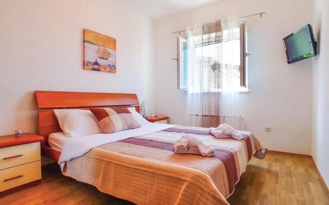 Stunning Home in Bast With 4 Bedrooms, Jacuzzi and Wifi