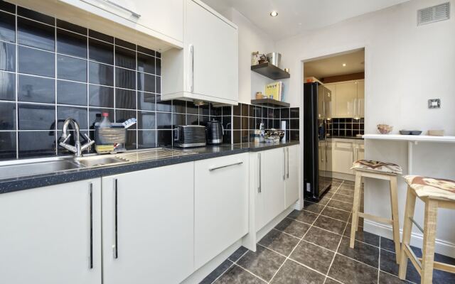 Spacious Pimlico Apartment by Underthedoormat