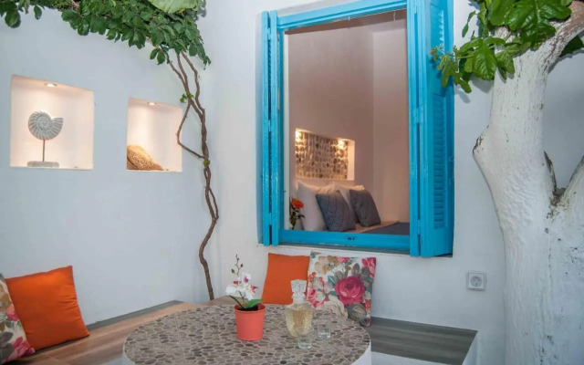 PERIVOLI 4-CHORA(5min away from the center by car)