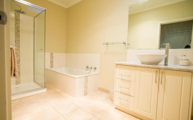 Paula's Place 8 Ti Tree Close Robe