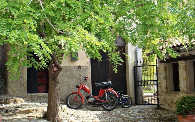 Panoramic Rural House With Garden