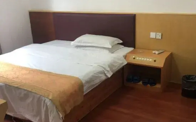 Lingchuan Caiyun Hotel (Guilin High Speed Railway North Station)