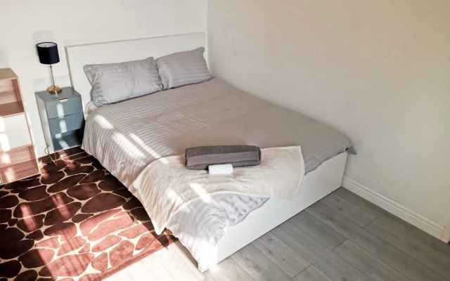 Charming 4-bed House in Manchester