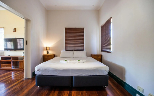 Captain Stirling Hotel