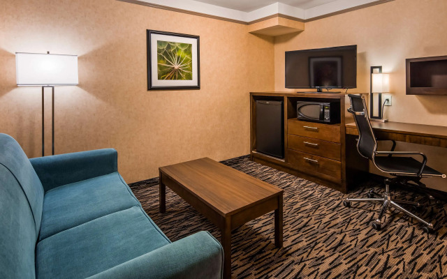 Best Western Plus Pitt Meadows Inn & Suites