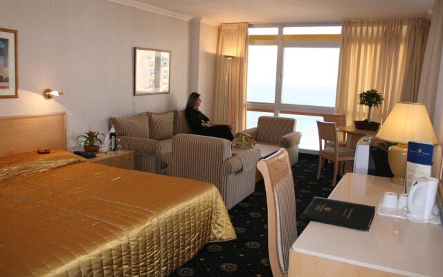 Seasons Hotel - Resort on The Beach