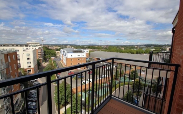 LUXURY Apartment Next to London RAF Museum