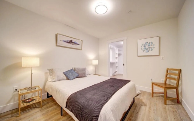 Luxurious Modern 2BR Condo Slps-5 Coffee AC Wifi