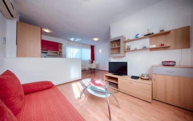 Apartments and Rooms Dis