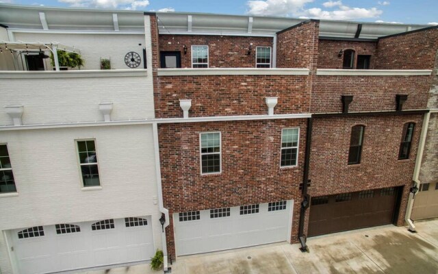 The Brownstone - 1 Block From Dtwn Square