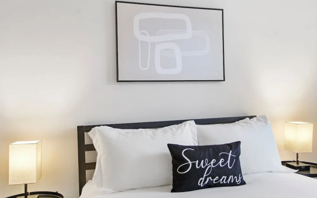 Sleek 2BR - Hyde Park 405