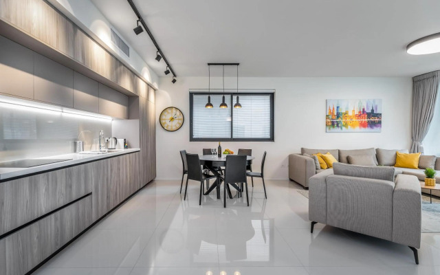 Spacious & Design 2BDR W/ balcony and parking