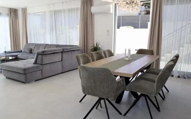 Sunset Villa Aves With Pool, Gym and Sauna