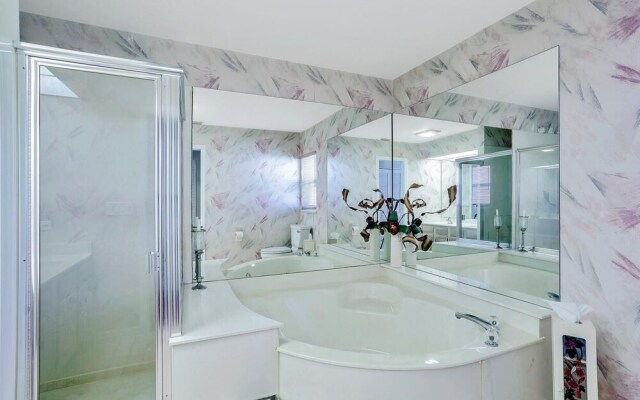 Quiet Waterfront Home With Pool, Dock and Bicycles