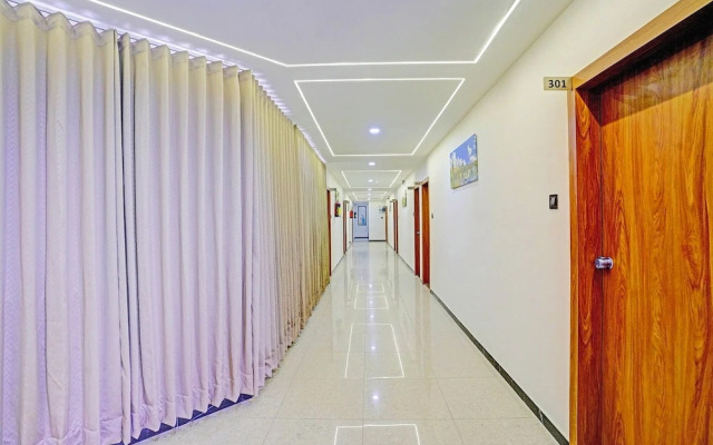 Fabhotel Royal Manor