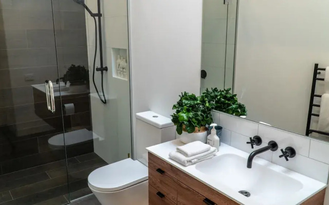 Farrant Drive - Sleeps 8 - Lake & Mountain Views - Modern & Stylish