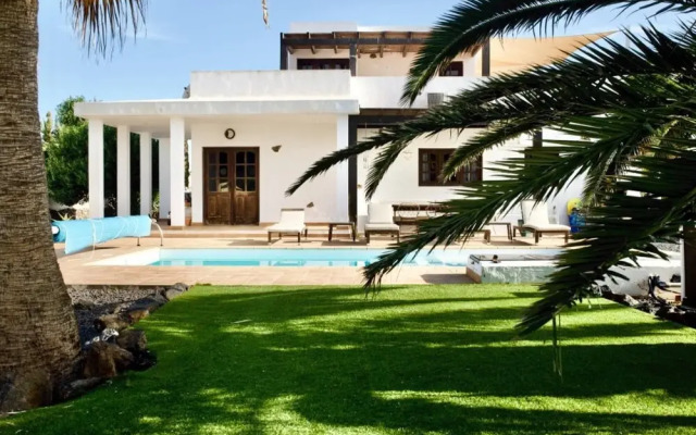 Studio With Pool, Garden and Open Roof Bathroom