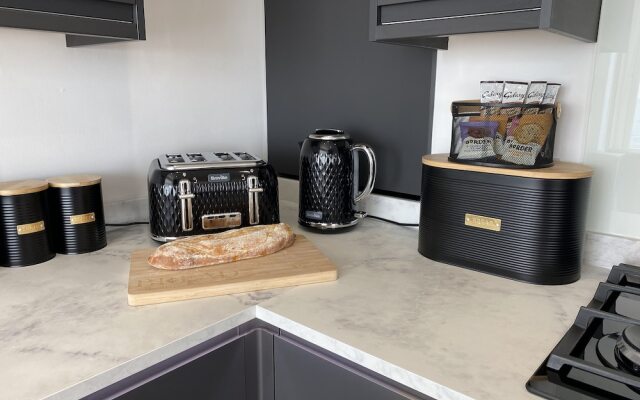 Worthing Beach 180 - 2 bed Seafront With Parking