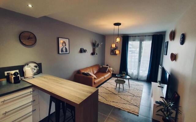 Le Continental Beau T2 plein centre + parking