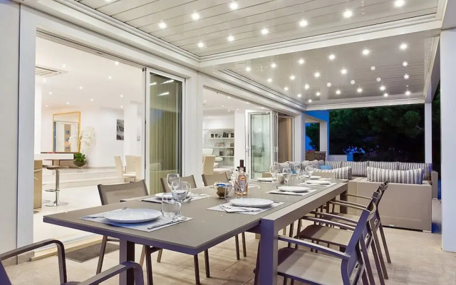 Goldeneye Luxury 6 Bedroom Villa With Infinity P