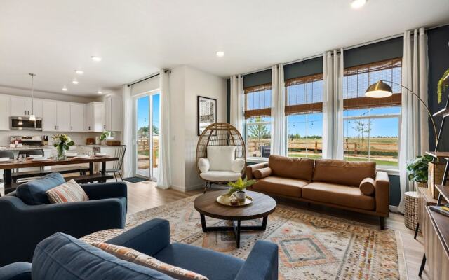 New Build W/ Great Backyard & Lake Access!