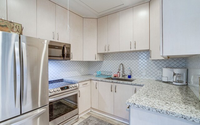 Bright Houston Retreat - 8 Mi to Downtown