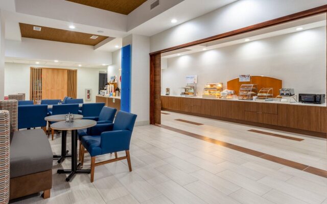 Holiday Inn Express Hotel & Suites Charlotte Arrowood by IHG