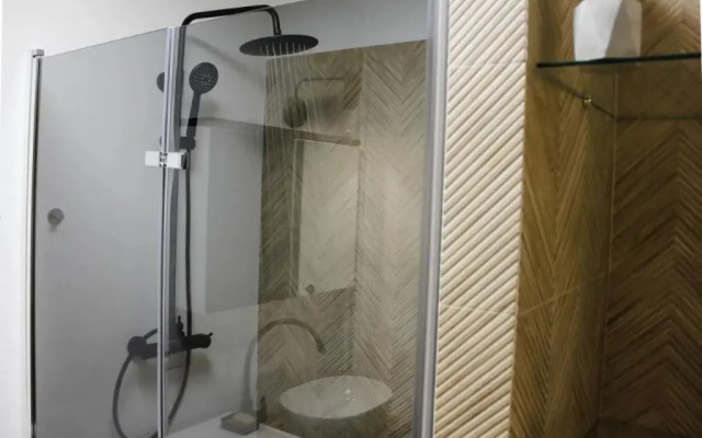 Luxurious, Spacious, Modern Gem. Great Location !