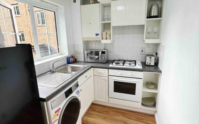 1-bed Apartment in Greater London Next to Station