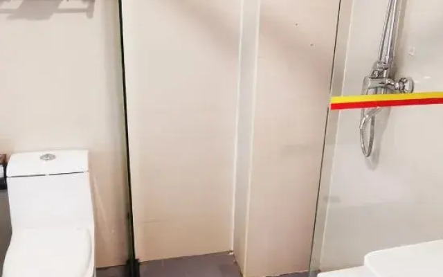 Super 8 Hotel (Liujiayao Metro Station)