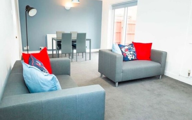 Homely Holiday Home in Gloucester Near Over Bridge