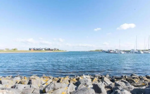 Nice Chalet with Fireplace near Oosterschelde