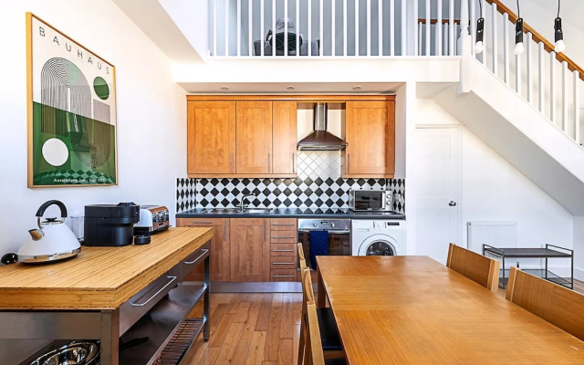 Stylish Chelsea Flat With Luxe Comfort & Charm